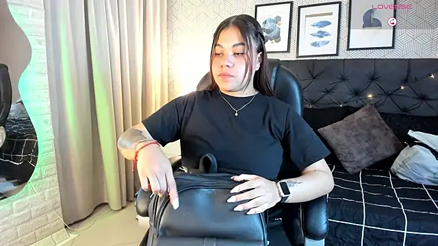 sophie  blare online show from February 9, 7:05 pm