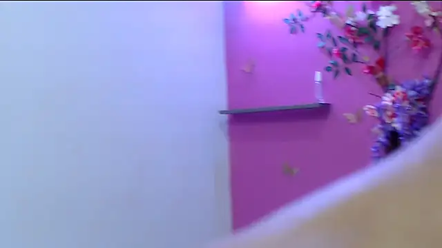 skinnysofia18 online show from January 7, 1:25 pm