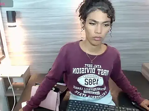 Penelopee Rouse online show from November 9, 7:32 pm