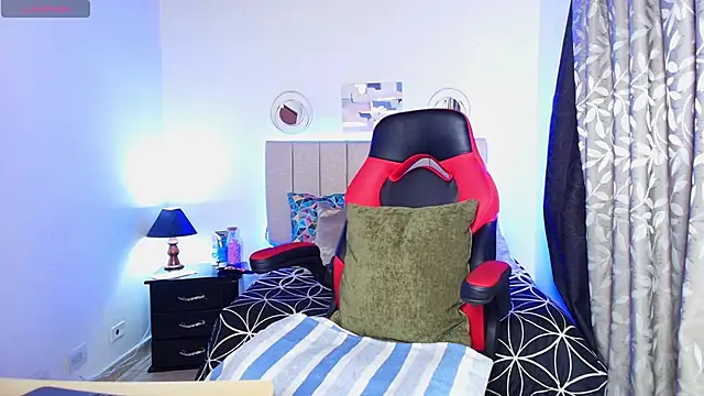 Naomi Redd online show from October 17, 7:50 pm