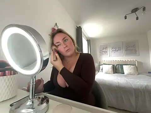 Elliemaee online show from October 7, 12:53 pm