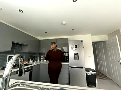 Elliemaee online show from October 3, 11:59 am