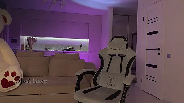 Snapshot of SofI-Play chatting on October 27, 6:35 pm SofI-Play online show from October 27, 6:35 pm