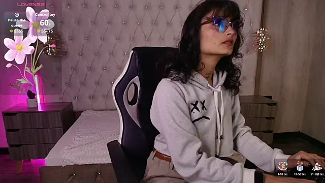 Snapshot of LilyRouset chatting on October 27, 1:06 pm LilyRouset online show from October 27, 1:06 pm