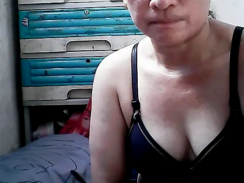 Snapshot of yoursPinayMama1682 chatting on October 21, 11:31 pm yoursPinayMama1682 online show from October 21, 11:31 pm