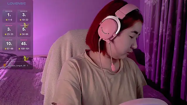 Snapshot of Sexy_Peachy chatting on October 21, 9:13 am Sexy Peachy online show from October 21, 9:13 am