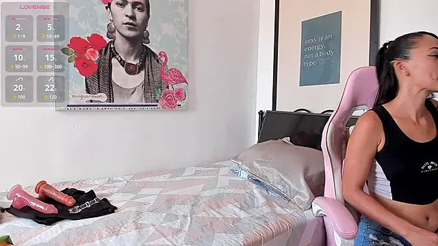 Lhia  online show from October 10, 6:57 pm