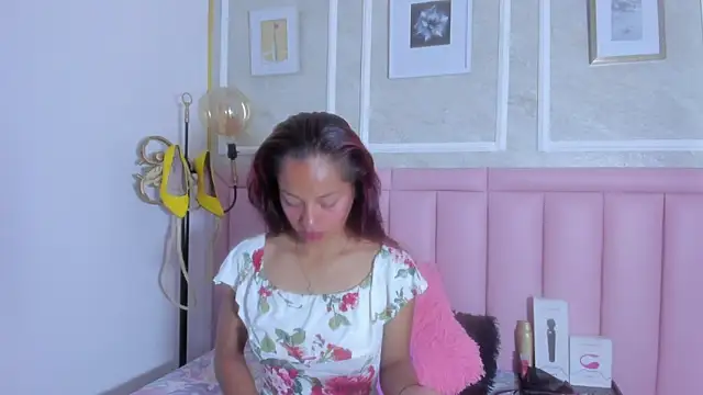 HoollyHendrix online show from March 3, 9:32 pm