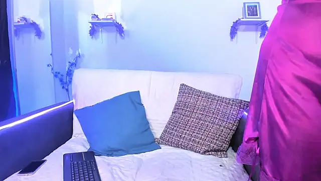 karlaaa   online show from December 20, 3:27 pm