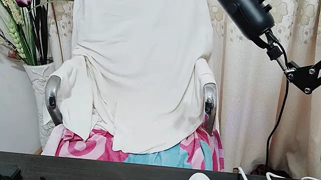 Snapshot of lizi- chatting on October 15, 11:07 pm lizi- online show from October 15, 11:07 pm