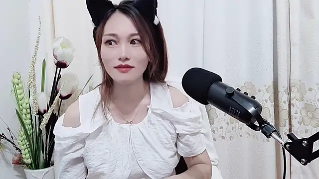 Snapshot of lizi- chatting on October 13, 10:45 pm lizi- online show from October 13, 10:45 pm