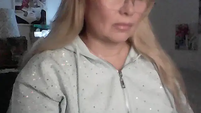 Myrienna online show from November 27, 11:07 pm