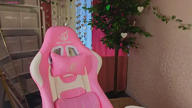 Al1ice Moures online show from February 5, 9:23 am