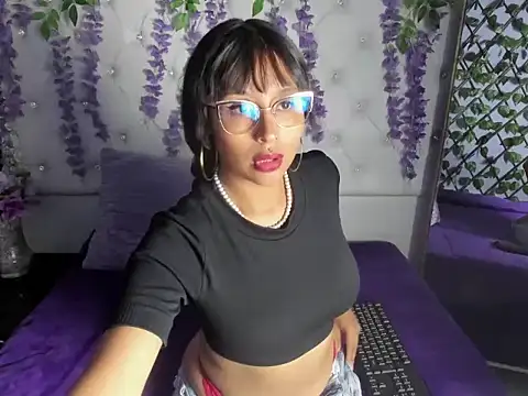 LILI CANDIES online show from December 3, 8:00 pm