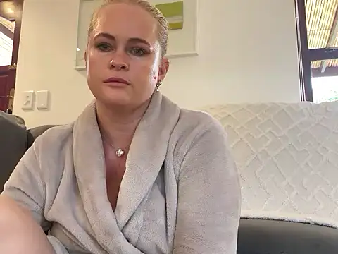 Snapshot of Sweet-TessaXX chatting on October 1, 5:45 am Sweet-TessaXX online show from October 1, 5:45 am