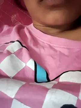 Queen-Bee143 online show from February 19, 3:17 am