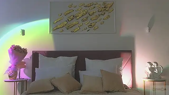 Nicole Broown  online show from February 4, 9:29 pm