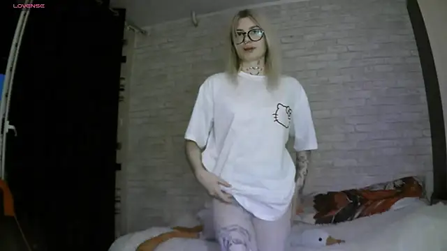 Snapshot of MernaGoggin chatting on October 9, 1:48 pm MernaGoggin online show from October 9, 1:48 pm