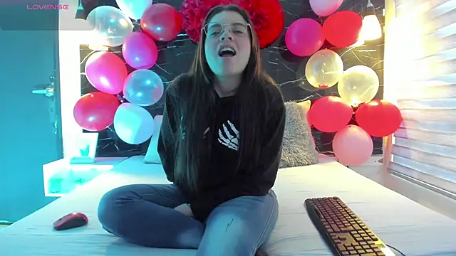 ZOE LE online show from February 14, 12:07 pm