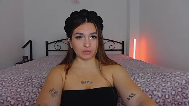 Snapshot of YourEmily_xx chatting on October 21, 7:23 am YourEmily xx online show from October 21, 7:23 am