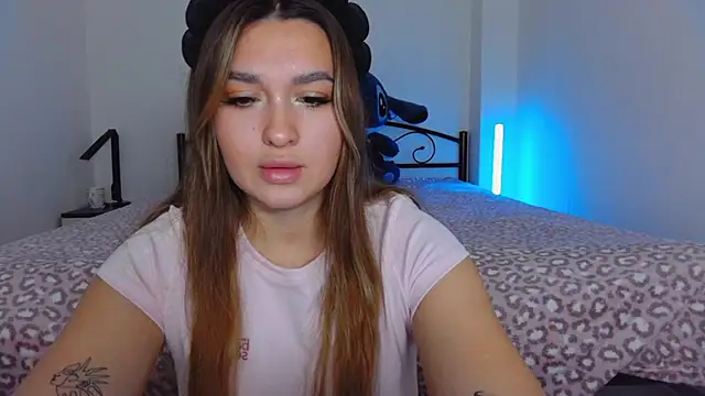 Snapshot of YourEmily_xx chatting on October 22, 7:24 am YourEmily xx online show from October 22, 7:24 am
