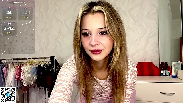 LindyEckland online show from October 10, 12:32 pm