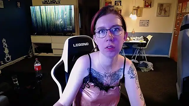 Snapshot of TattooedGirls chatting on November 1, 10:52 am TattooedGirls online show from November 1, 10:52 am