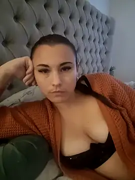 IzzyGreen online show from November 7, 4:12 pm