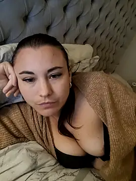 IzzyGreen online show from October 21, 6:23 pm