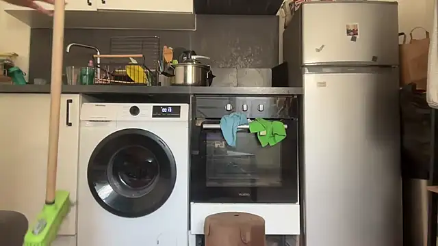 nanaisbackk online show from March 3, 8:20 am