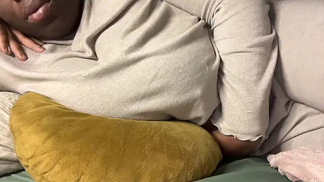 nanaisbackk online show from October 27, 7:59 am