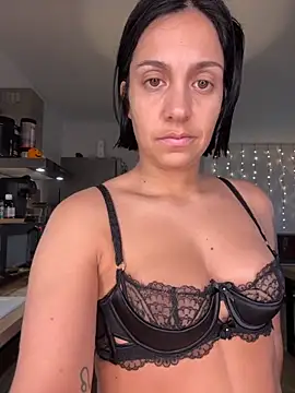 LaPetiteKim online show from December 4, 9:00 am