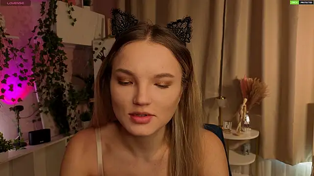 JulieLupo online show from December 15, 6:07 am