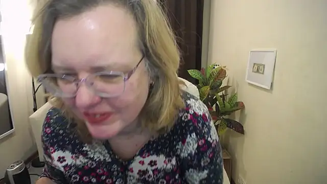 VestaWoody online show from November 12, 7:28 am