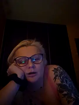 NieMaJazdyBezGwiazdy7883 online show from December 15, 10:04 pm