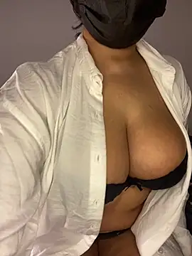 Monica  Bellucci   online show from October 25, 2:25 pm