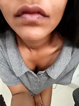 anshika0124 online show from February 12, 9:44 am