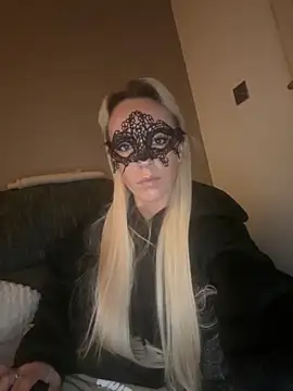 Snapshot of Raven_xo chatting on October 7, 6:23 pm Raven xo online show from October 7, 6:23 pm