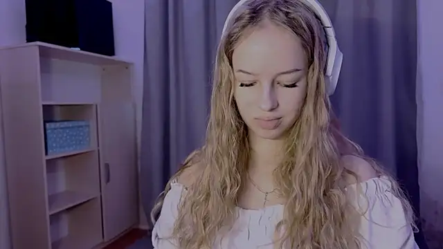 LunaCrave online show from October 30, 12:06 pm