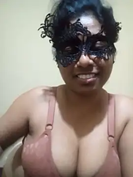 Expose Queen online show from February 14, 6:21 pm