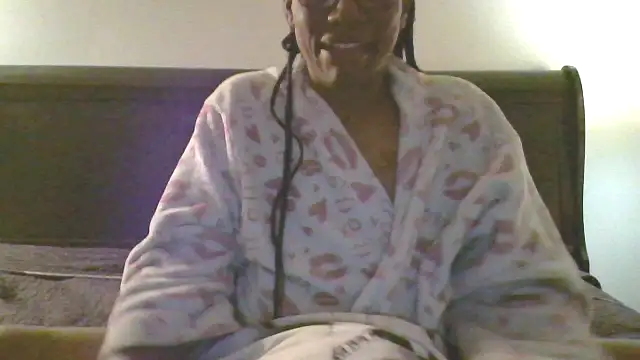 Snapshot of SweetCandy85 chatting on October 20, 3:42 am SweetCandy85 online show from October 20, 3:42 am