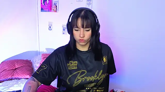 Emily Lindey online show from April 18, 3:42 am