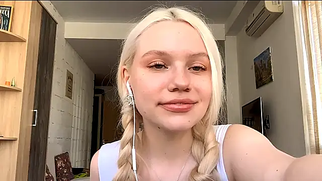 LupeLewitt online show from October 17, 11:24 am