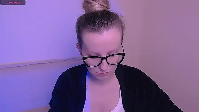 AllaLeomz online show from November 7, 8:31 am