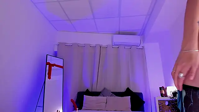 Divine Madeleine online show from January 14, 7:13 am