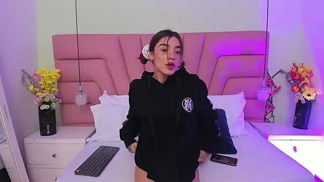 Coral Jhones online show from December 5, 5:40 am