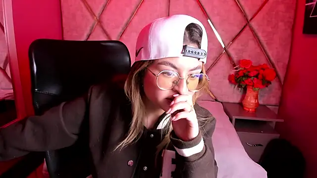 EmiliRouse  online show from December 5, 1:05 am