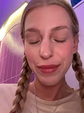 kira mia online show from March 6, 4:02 pm