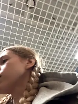 kira mia online show from November 25, 3:25 pm