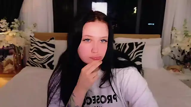 Felicia Herceg online show from November 15, 7:37 pm